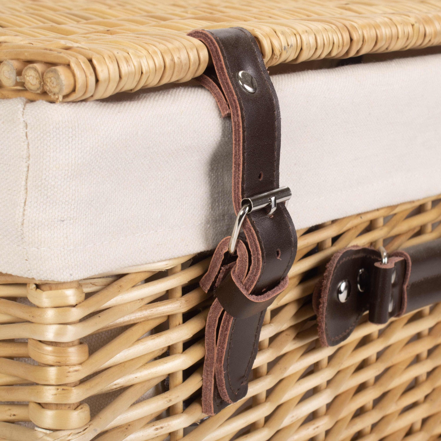 20 Inch Buff Willow Hamper Trunk with White Lining
