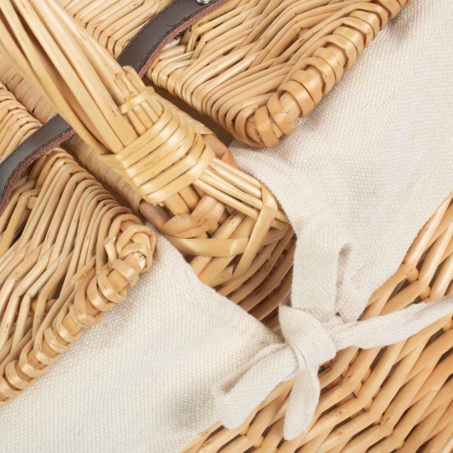 Buff Willow Oval Picnic Basket with White Lining