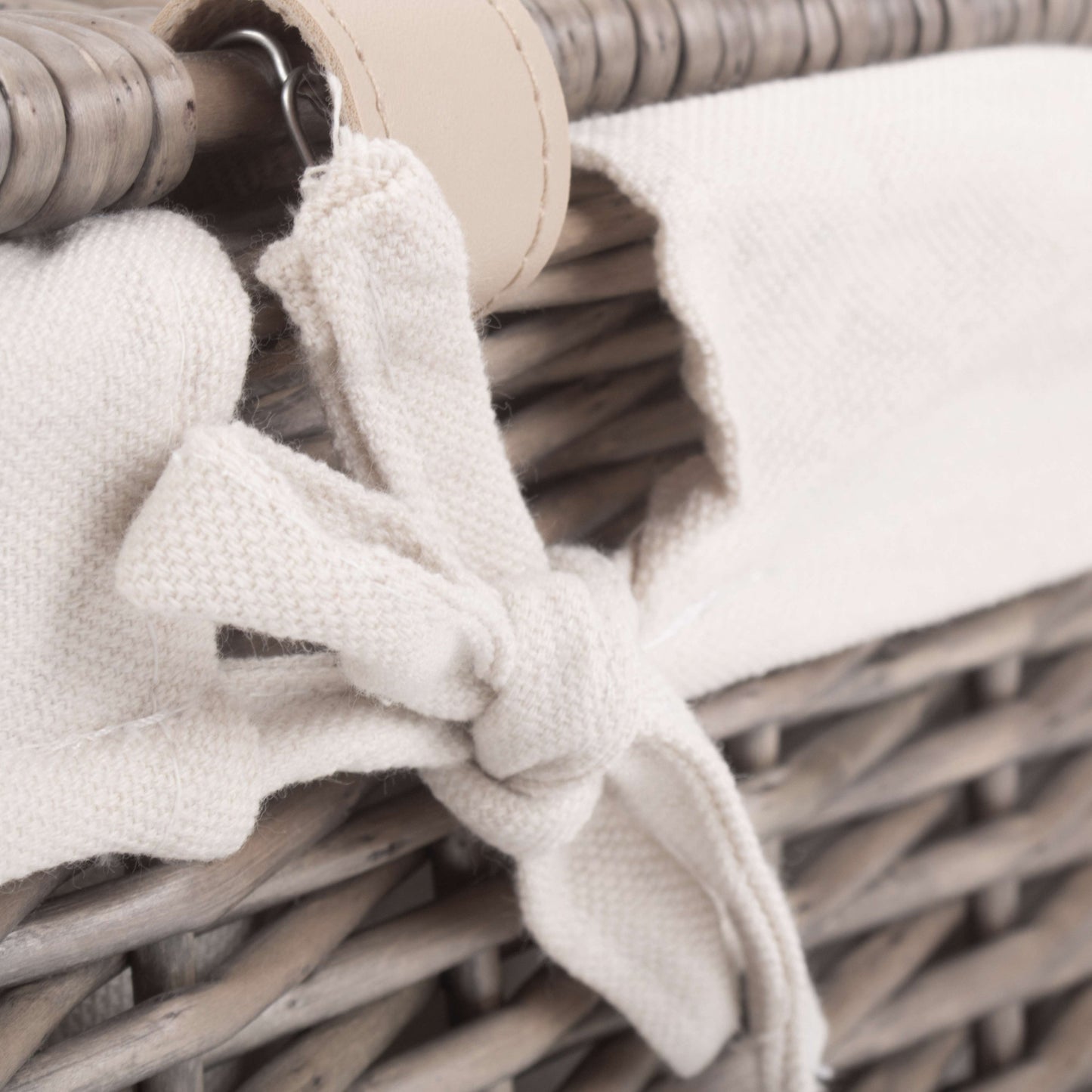 14 Inch Antique Wash Willow Hamper with White Lining