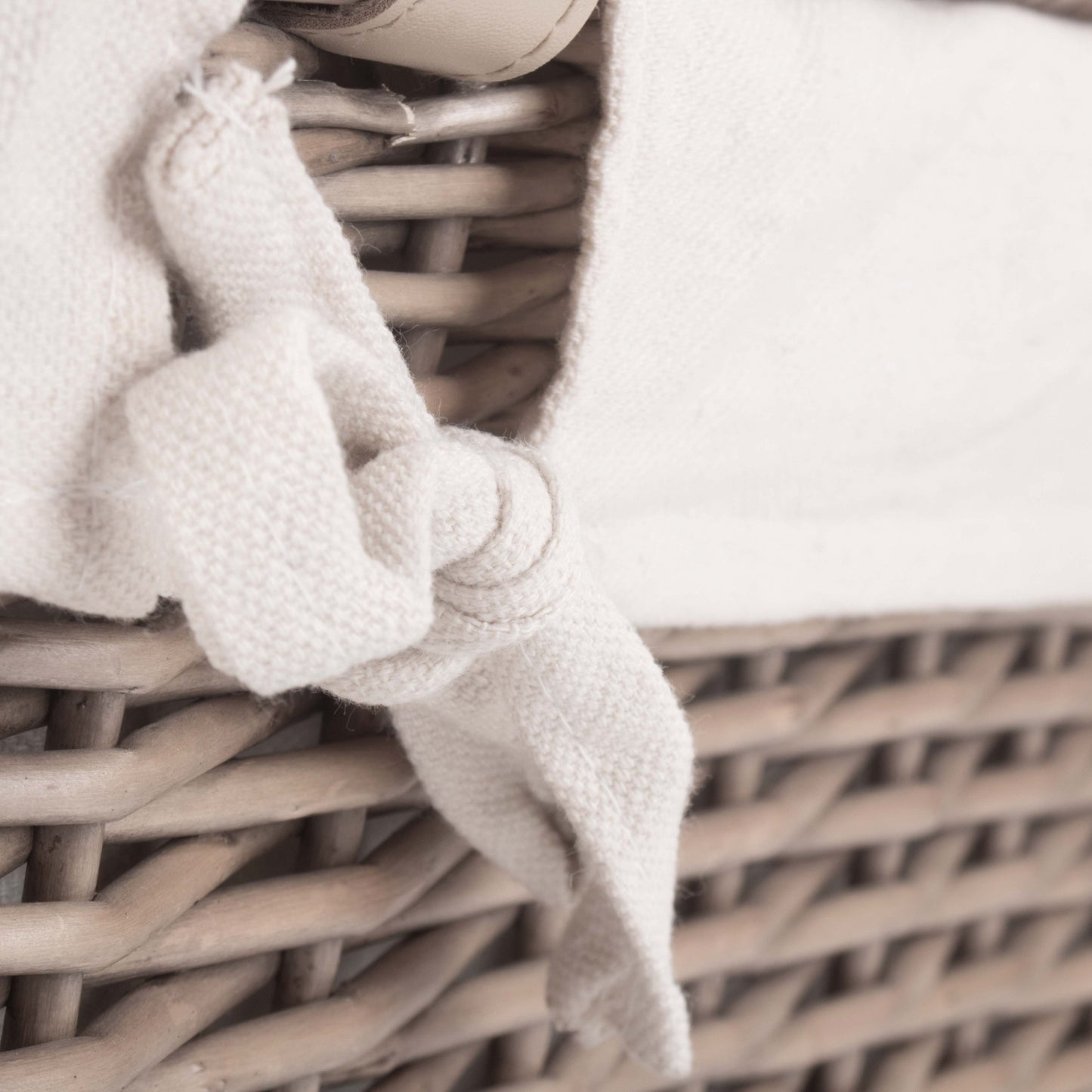 16 Inch Antique Wash Willow Hamper with White Lining