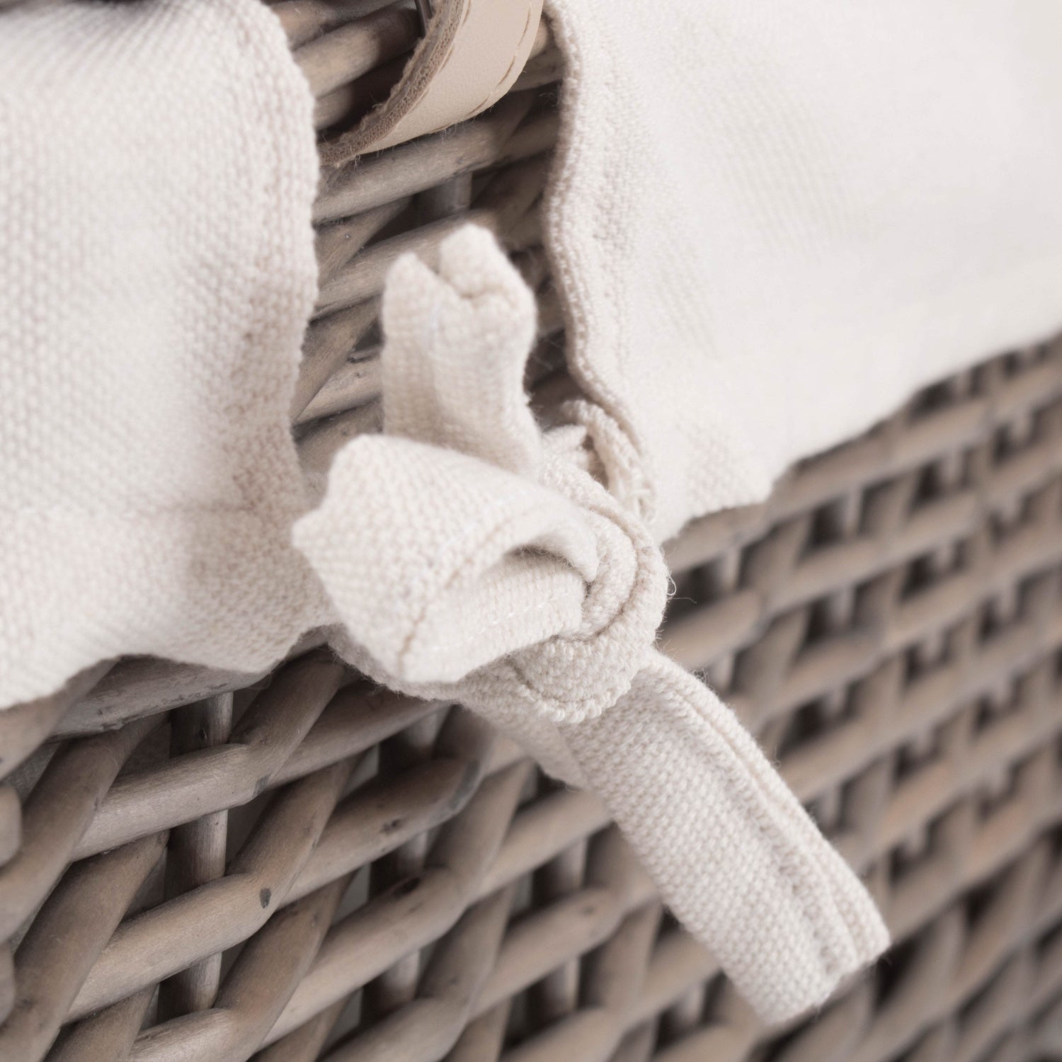 18 Inch Antique Wash Willow Hamper with White Lining