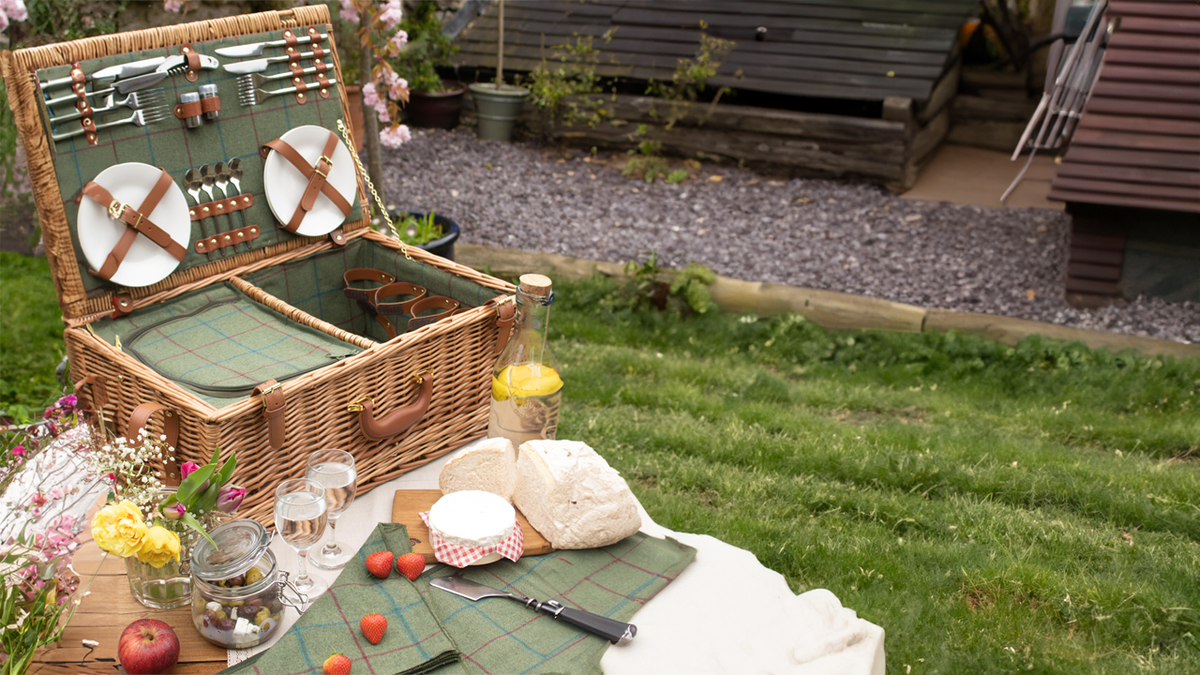 Customer photo: 4 Person Green Tweed Hamper